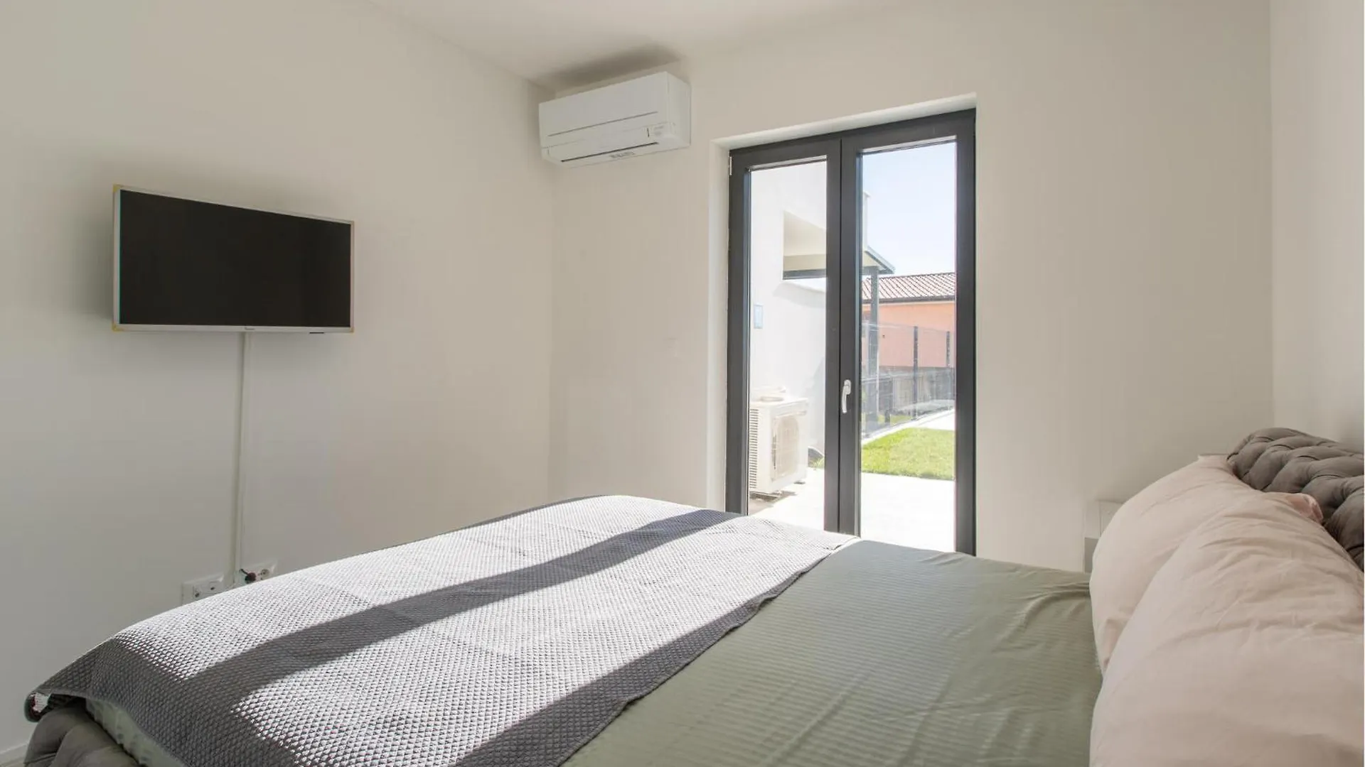 Nice Apartment In Novigrad With House Sea View Karpinjan