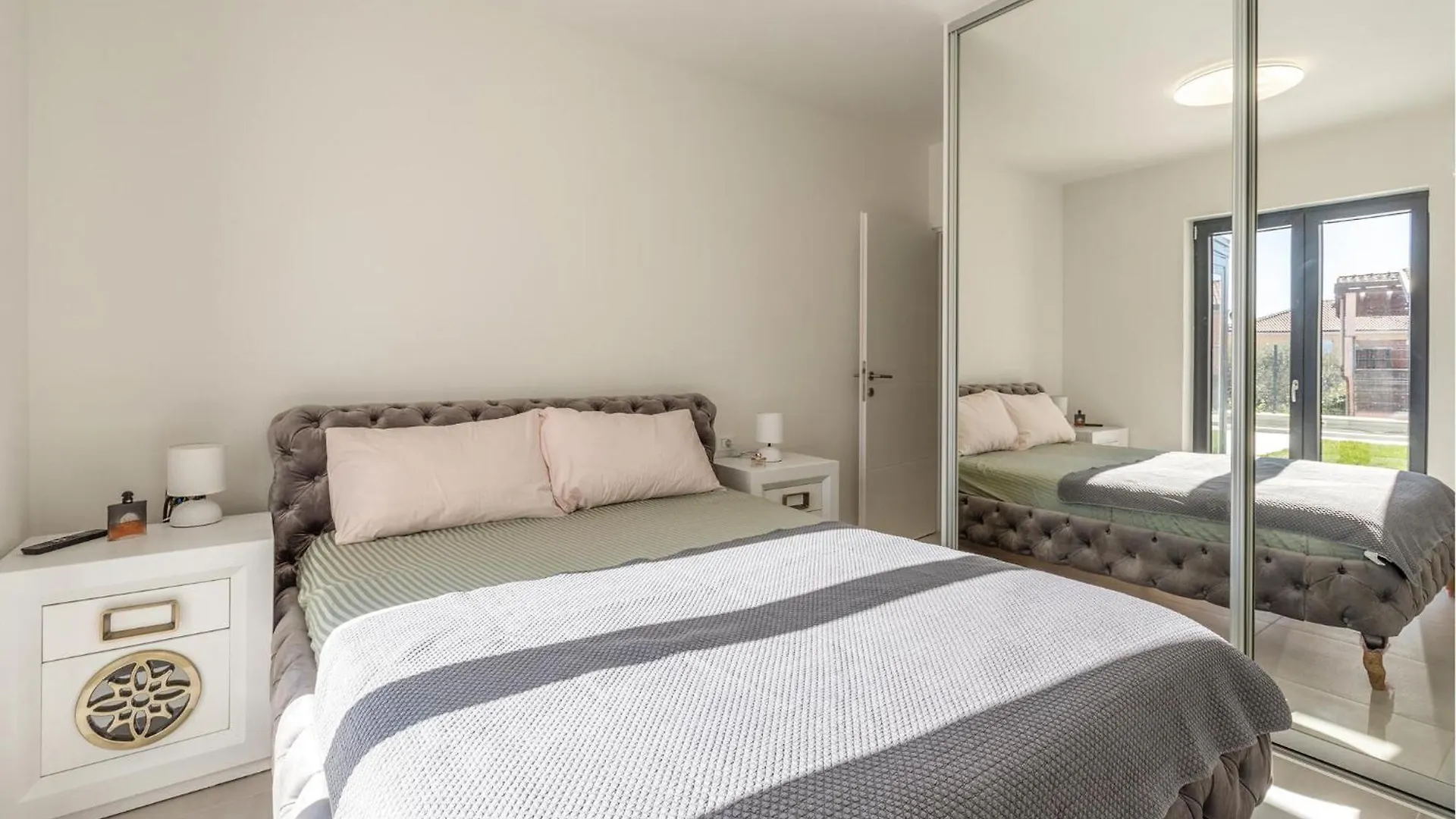 Nice Apartment In Novigrad With House Sea View Karpinjan